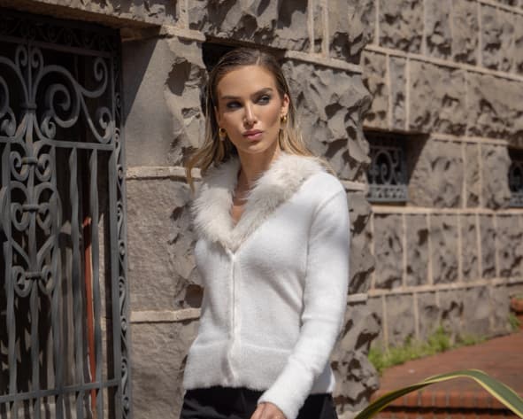 mulher morena vestindo roupa de trico